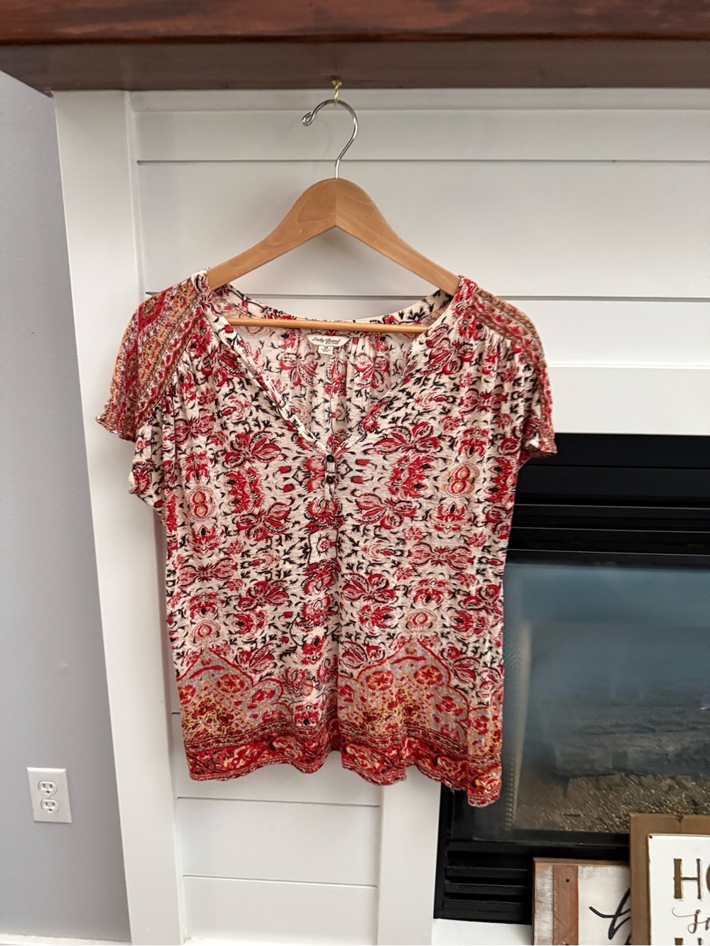 Lucky brand Women’s boho fall Red Floral V-Neck Short Sleeve Top size Medium